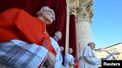 Paus Fransiskus menyampaikan pesan Urbi et Orbi di Hari Natal dari balkon utama Basilika Santo Petrus di Vatikan, 25 Desember 2022. (Vatican Media via Reuters)