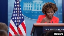 Juru bicara Gedung Putih Karine Jean-Pierre berbicara dalam konferensi pers harian di Gedung Putih, Washington, pada 11 Januari 2023. (Foto: Reuters/Jonathan Ernst)