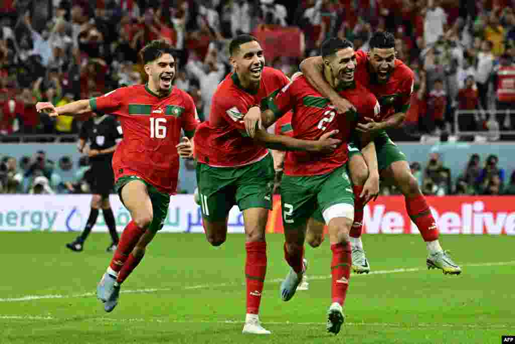 Acraf Hakimi (2) celebra com os colegas a marcação do último penalti frente à Espanha. Estádio Cidade da Educação, em Al-Rayyan, Doha. Dez. 6, 2022.&nbsp;&nbsp;