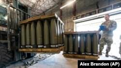 Poručnik američkog vazduhoplovstva Kodi Braun nadgleda ukrcavanje granata namijenjenih Ukrajini u bazi Dover.