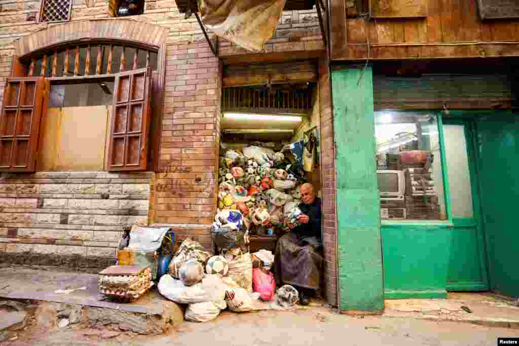 Мустафа Махмуд, 68, поправа и изработува фудбалски топки веќе педесет години. Каиро, Египет.