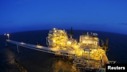 FILE - Rig Mike-Mike, produksi minyak dan gas lepas pantai milik negara Pertamina di lepas pantai Jawa Barat, 16 Juli 2015. (REUTERS/Wahyu Putro A/Antara Foto)