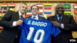 Roberto Baggio, izquierda, muestra junto a otras personalidades de la ONU una camisa simbólica de la extrella italiana, en una campaña para la lucha contra el hambre.