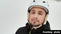 معظم خان پاکستان کے شہر تربیلہ غازی کے رہنے والے ہیں۔ وہ بتاتے ہیں کہ ان کے پاس مدد کے لیے بیشتر کالز بھارت کے فون نمبرز سے آ رہی تھیں اور وہ یہ دیکھے بغیر کے کون کہاں سے کال کر رہا ہے طلبہ کے کوائف جمع کر رہے تھے۔