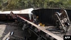"On n'a pas le choix", à cause de routes impraticables et "par manque d'autres moyens de transport, on est contraint de voyager comme ça", explique un voyageur "clandestin".