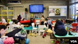 Kids Play Area Set up at a Warsaw railway station; the television is showing Ukrainian cartoons. (Jamie Dettmer/VOA)