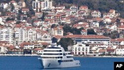 Superjahta za koju se smatralo da pripada ruskom oligarhu Romanu Abramoviču usidrena u moru ispred Tivta, Crna Gora.
