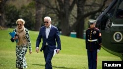 Президент Байден з дружиною біля Білого дому у Вашингтоні 20 березня 2022 р.