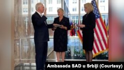 Novi ambasador SAD u Srbiji Kristofer Hil polaže zakletvu u Stejt departmentu u Vašingtonu (foto: Ambasada SAD u Srbiji)