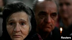 Srbi u crkvi u Kosovskoj Mitrovici, arhivska fotografija