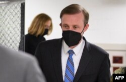 白宫国家安全顾问沙利文在国会对参议员们说明俄乌局势后离开国会。（2022年2月14日）