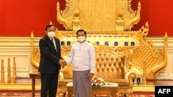រូបឯកសារ៖ លោក ប្រាក់ សុខុន (ឆ្វេង) រដ្ឋមន្ត្រី​ការបរទេស​កម្ពុជា និង​ជា​ប្រេសិត​​របស់​ប្រធាន​អាស៊ាន ចាប់​ដៃ​គ្នា​ជាមួយ​នឹង​ប្រមុខ​រដ្ឋាភិបាល​យោធា​មីយ៉ាន់ម៉ា លោក​ឧត្តមសេនីយ៍ Min Aung Hlaing ទីក្រុង​ណៃពិដោ ប្រទេស​មីយ៉ាន់ម៉ា ថ្ងៃទី២១ ខែមីនា ឆ្នាំ២០២២។