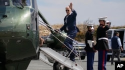 Predsednik Džo Bajden ukrcava se u predsednički helikopter u Delaveru, na putu za Vašington (Foto: AP/Carolyn Kaster)