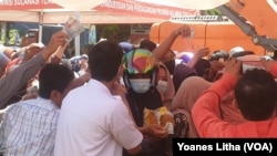 Warga berdesak-desakan untuk membeli minyak goreng dalam pasar murah yang diselenggarakan oleh Dinas Perindustrian dan Perdagangan Provinsi Sulawesi Tengah. Selasa (15/3/2022) (Foto : VOA/Yoanes Litha)