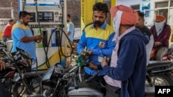Pengendara motor mengisi bensin di Amritsar, India (foto: dok). Di tengah sanksi terhadap Rusia, India masih tetap membeli minyak dari negara beruang merah itu. 