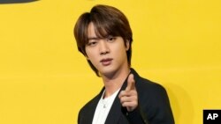 BTS, 2013 yılında kuruldu ve kendilerini “ordu” olarak adlandıran küresel bir destekçi kitlesine sahip. 32 yaşındaki Jin grubun en yaşlı üyesi.