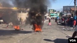 Flaming tires burn on a main road in Petionville, a suburb of Haiti’s capital, Port au Prince, Sept. 16, 2019. (M. Vilme/VOA Creole) 