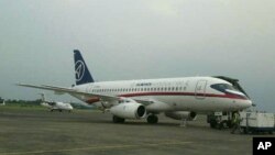 Pesawat Sukhoi Superjet-100 buatan Rusia saat berada di bandara Halim Perdanakusuma (8/5).