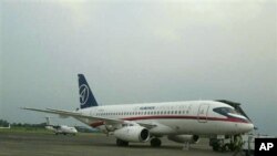 Pesawat Sukhoi Superjet-100 buatan Rusia saat berada di andara Halim Perdanakusuma (8/5). Pesawat berpenumpang 46 orang ini kehilangan kontak dengan bandara saat melakukan penerbangan uji-coba, Rabu (9/5).
