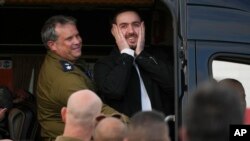 ဟားမတ်စ်အဖွဲ့က ပြန်လွှတ်ပေးခဲ့တဲ့ အစ္စရေး ဓားစာခံတွေထဲက Omer Shem Tov ကို ကျန်းမာရေး စစ်ဆေးဖို့ ဆေးရုံကို ခေါ်ဆောင်လာတဲ့ မြင်ကွင်း။ စနေနေ့၊ ဖေဖော်ဝါရီ ၂၂ ရက်၊ ၂၀၂၅ ခုနှစ်။ ဓာတ်ပုံ - (AP/Ohad Zwigenberg)