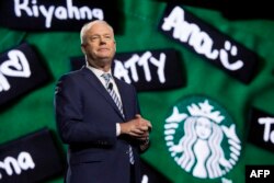 Presiden dan CEO Starbucks Kevin Johnson dalam Rapat Umum Pemegang Saham Tahunan di Seattle, Washington, 20 Maret 2019. ( Jason Redmond / AFP)