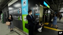 FILE - Orang-orang menunggu di stasiun kereta Tokyo di Tokyo, Kamis pagi, 17 Maret 2022, saat layanan dihentikan setelah gempa bumi melanda daerah tersebut. Gempa tersebut berkekuatan 5,4 SR mengguncang ibu kota Jepang, Tokyo, Kamis pagi (11/5). (AP/Hiro Komae)