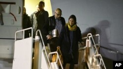 لحظه خروج نازنین زاغری رتکلیف و انوشه آشوری از هواپیما در بدو ورود به خاک بریتانیا (آسوشیتدپرس)