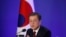 Tổng thống Moon Jae-in phát biểu trong cuộc họp báo Năm Mới tại Dinh Ngói Xanh ở Seoul ngày 14/1/2020.