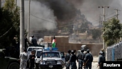 De la fumée se dégage à Kaboul, en Afghanistan, le 21 août 2018.