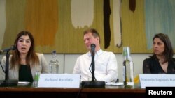 از راست: نازنین زاغری‌رتکلیف، ریچارد رتکلیف و رکسان طاهباز، کنفرانس خبری در ساختمان مجلس عوام بریتانیا روز دوشنبه یکم فروردین