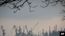 Pelabuhan di kota Mariupol, Ukraina merupakan salah satu pelabuhan di Laut Hitam yang menjadi pusat ekspor gandum dan jagung ke manca negara, namun kini terhenti akibat perang (foto: dok).