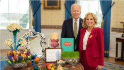 جو بایدن، رئیس جمهوری ایالات متحده، و جیل بایدن، بانوی نخست در کنار سفره هفت‌سین در کاخ سفید. ٢٩ اسفند ۱۴۰۰