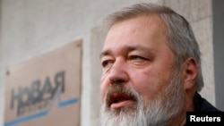 Муратов е коосновач и долгогодишен главен уредник на Новаја Газета, весник кој го критикува Кремљ