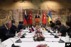 Presiden Turki Recep Tayyip Erdogan, tengah, memberikan pidato untuk menyambut delegasi Rusia, kiri, dan Ukraina menjelang pembicaraan mereka, di Istanbul, Turki, Selasa, 29 Maret 2022. (Foto: via AP)