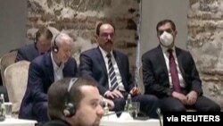 Miliarder Rusia Roman Abramovich mendengarkan saat Presiden Turki Tayyip Erdogan (tidak terlihat) berbicara kepada negosiator Rusia dan Ukraina sebelum pembicaraan tatap muka mereka di Istanbul, Turki 29 Maret 2022 (Kepresidenan Turki melalui Reuters TV/Handout melalui REUTERS)