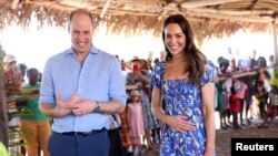 Prens William d&#39;Anglete ak Catherine, Duches Cambridge la ri pandan yap pase tan ak abitan yon ti vilaj ki rele Hopkins nan peyi Beliz nan Karayib la, 20 Mas, 2022.