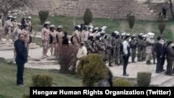 حضور نیروهای امنیتی در پارک کودک سنندج برای ممانعت از برگزاری مراسم نوروز. آرشیو
