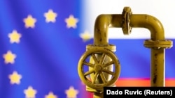 Sebuah ilustrasi pipa gas alam terlihat di depan bendera Uni Eropa dan Rusia. (Foto: REUTERS/Dado Ruvic)