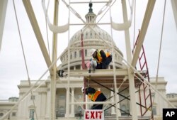 Pembangunan panggung pelantikan di Capitol Hill, Washington (8/12).