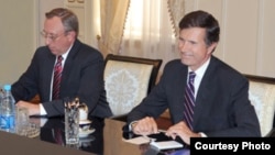 AQSh Davlat kotibi muovini Robert Bleyk Toshkentdagi elchi Jorj Krol bilan Oqsaroyda, 15-avgust, 2012. O'zA olgan surat. (Suratni kattaslashtirish mumkin)