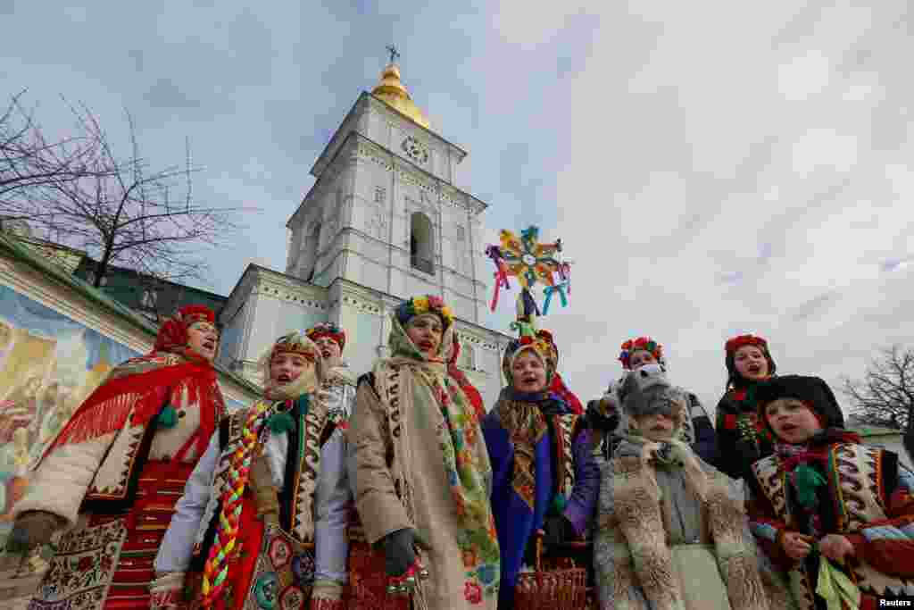 Catedral de las Cúpulas Doradas en Kiev, Ucrania, 7 de enero de 2020, los cantos que hablan de la celebración son una constante en la época. [Reuters]