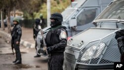 Des policiers anti-émeute égyptiens déployés lors d'une manifestation au Caire, Egypte, 25 janvier 2015