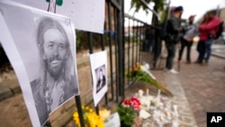 Une image du batteur des Foo Fighters, Taylor Hawkins, orne un mémorial de fortune à l'extérieur de l'hôtel où Hawkins a été retrouvé mort, dans le nord de Bogota, en Colombie, le 26 mars 2022. 