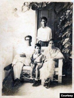 স্ত্রী ও দুই সন্তানের সঙ্গে আনোয়ার পাশা। ছবিঃ পরিবারের সৌজন্যে