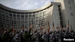 资料照：上海大学的学生参加军训。（2012年8月28日）