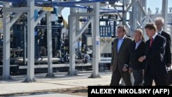 Perdana Menteri Rusia Vladimir Putin (tengah), Chief Executive Officer Gazprom Alexei Miller (kanan) dan mantan kanselir Jerman Gerhard Schroeder (kiri) saat peresmian Proyek Nord Stream. (Foto: AFP)