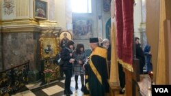 El arzobispo Vasyl Semeniuk ve al ejército de Vladimir Putin como un mal que debe ser totalmente superado para que no pueda atacar a Ucrania o a otros de nuevo. Su sentimiento no está fuera de línea con los pensamientos de muchos en su rebaño. (Foto: Jamie Dettmer / VOA)