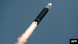 Uji coba peluncuran rudal balistik antar benua (ICBM) tipe baru Hwasongpho-17 di lokasi yang dirahasiakan di Korea Utara. (Foto: via AFP)