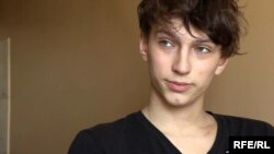 "Por algún milagro mágico, estoy vivo, en un hospital donde me alimentan con cuidado", dijo Andriy, sobreviviente ucraniano de 15 años. [Captura de pantalla de video de RFE/RL]