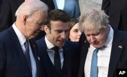 Presiden Joe Biden, kiri, berbicara dengan Presiden Prancis Emmanuel Macron dan Perdana Menteri Inggris Boris Johnson, kanan, saat mereka tiba di Markas NATO di Brussels, 24 Maret 2022. (Foto: via AP)